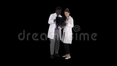 严肃善良的女医生和美国黑人医生研究大脑x射线，阿尔法频道